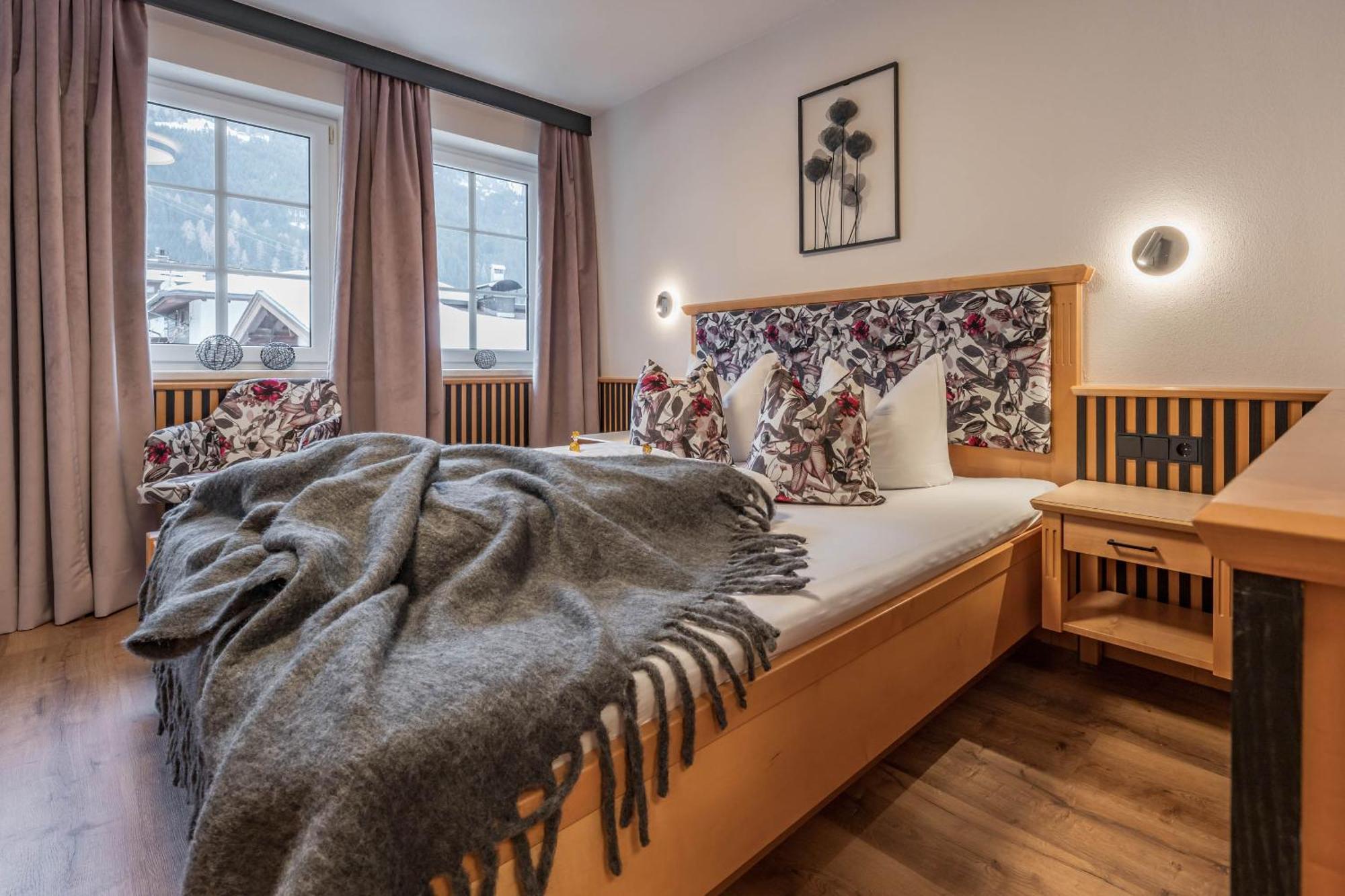 Apparthotel Sonnenhof Mayrhofen Exterior photo